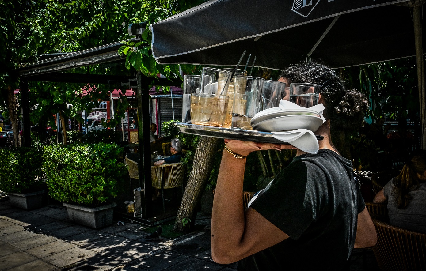 Αφορολόγητα τα φιλοδωρήματα μέχρι 300 ευρώ το μήνα – Οι ποινές για τους «πονηρούς» εργοδότες