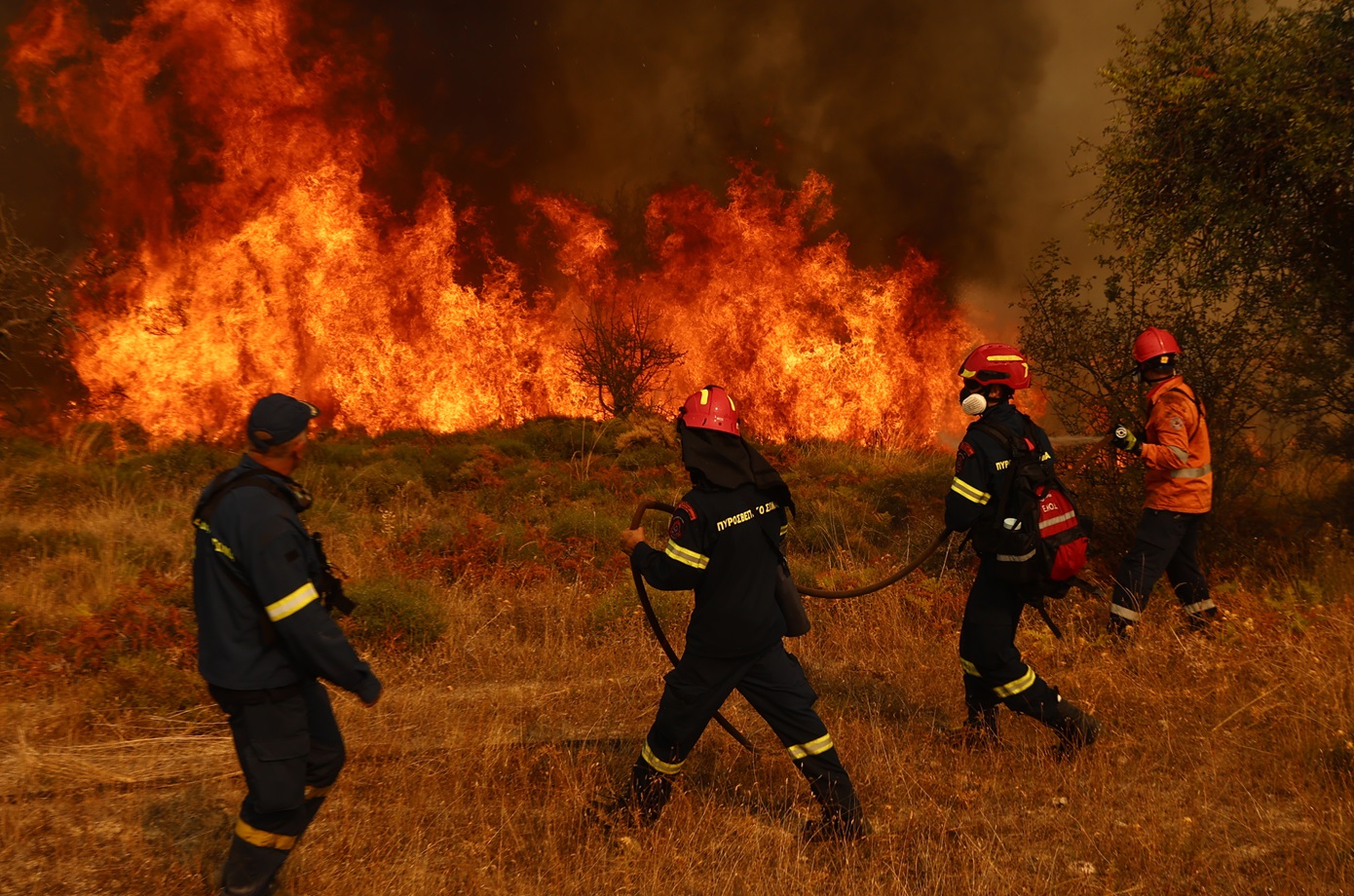 Συνεχίζεται η μάχη με τις διάσπαρτες εστίες στην πυρκαγιά στο Ξυλόκαστρο &#8211; Τρίτο συνεχόμενο βράδυ