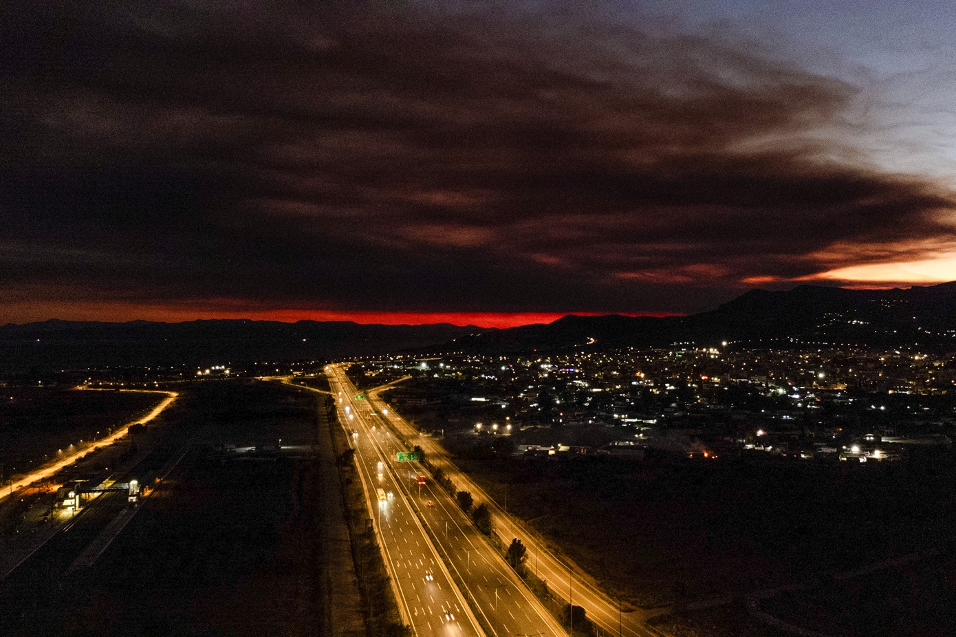 Συνεχίζεται η μάχη με τις φλόγες στο Ξυλόκαστρο για δεύτερο βράδυ &#8211; Ακόμη κλειστή η Κορίνθου – Πατρών