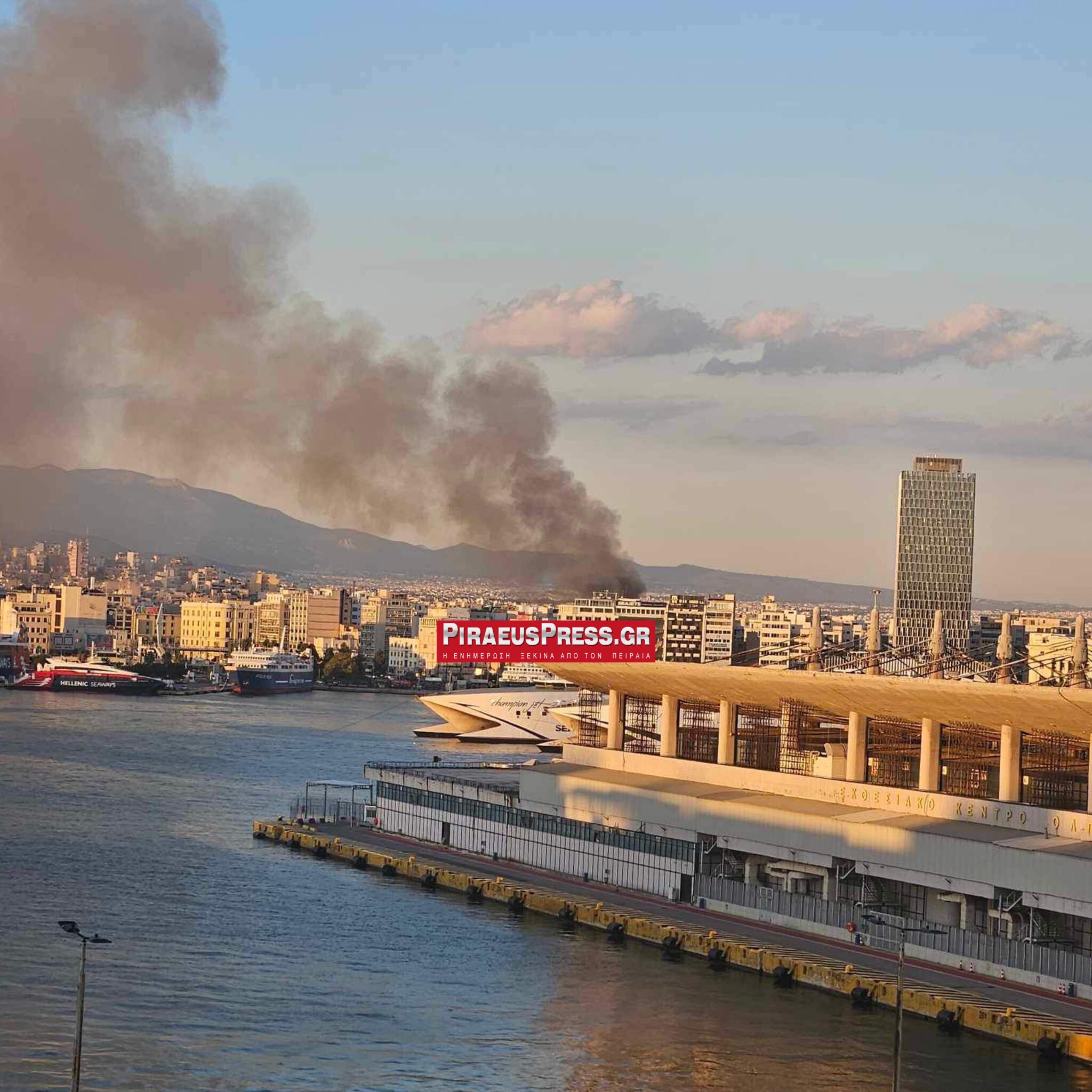 Μεγάλη φωτιά σε αποθήκη στον Πειραιά – Διακοπή κυκλοφορίας στην οδό Κέκροπος