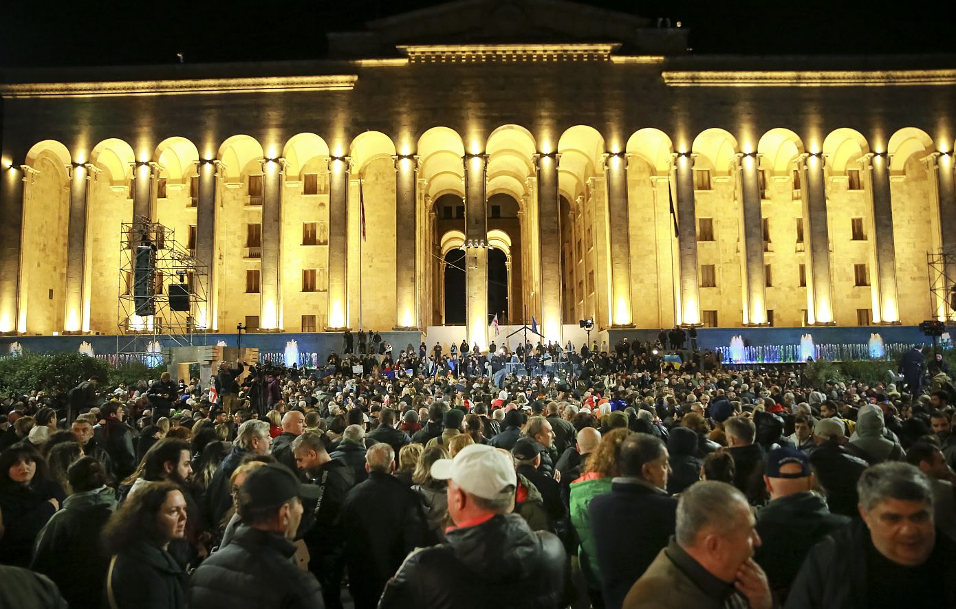 Γεωργία: Χιλιάδες άνθρωποι μπροστά από την έδρα του κοινοβουλίου στο Τμπιλίσι διαμαρτύρονται για το αποτέλεσμα των εκλογών