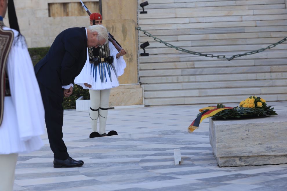 Ο Σταϊνμάιερ κατέθεσε στεφάνι στο Μνημείο του Αγνώστου Στρατιώτη &#8211; Συναντήσεις με Σακελλαροπούλου και Μητσοτάκη