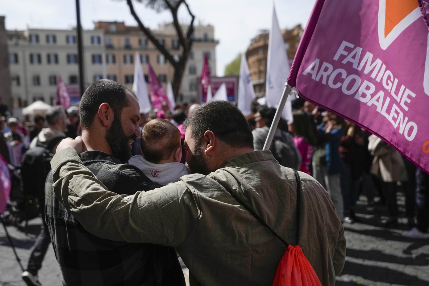 Η παρένθετη μητρότητα πλέον θεωρείται «οικουμενικό αδίκημα» στην Ιταλία