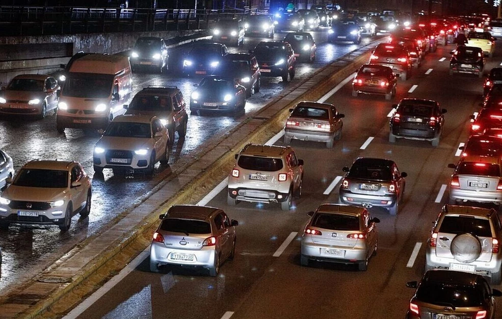 Επιστρέφουν οι εκδρομείς από το τριήμερο της 28ης Οκτωβρίου – Ουρές 10 χιλιομέτρων στην Αθηνών - Λαμίας