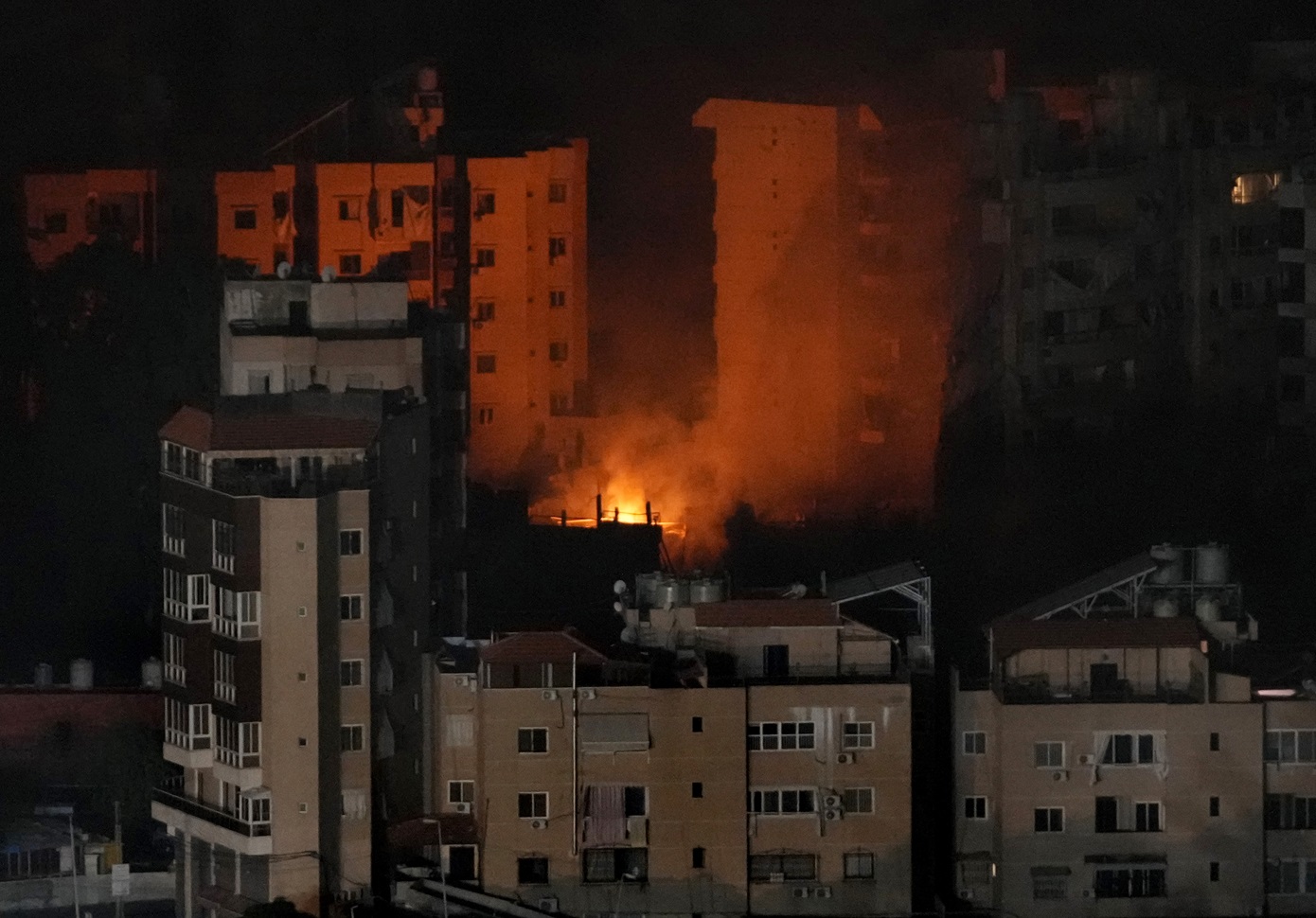 Συνεχίζονται για ακόμη ένα βράδυ οι ισραηλινοί βομβαρδισμοί στα νότια προάστια της Βηρυτού