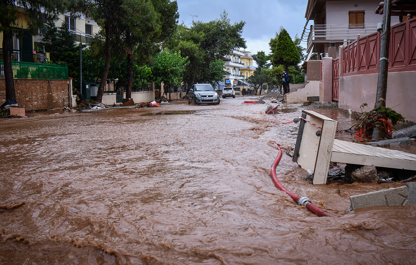 Οι ποινές για τις πλημμύρες στη Μάνδρα: Φυλάκιση από 14 έως 18 μήνες με τριετή αναστολή στους τρεις κατηγορουμένους