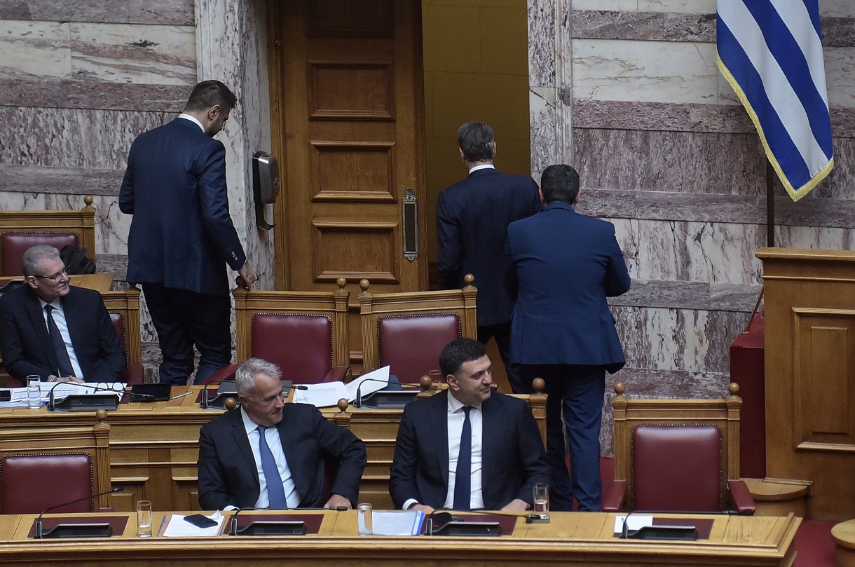 Απάντηση Σαμαρά στις «αιχμές» Μητσοτάκη για τη χειραψία με Παππά: Τον χαιρέτησε γιατί έτυχε να καθίσει δίπλα του - Newsbeast