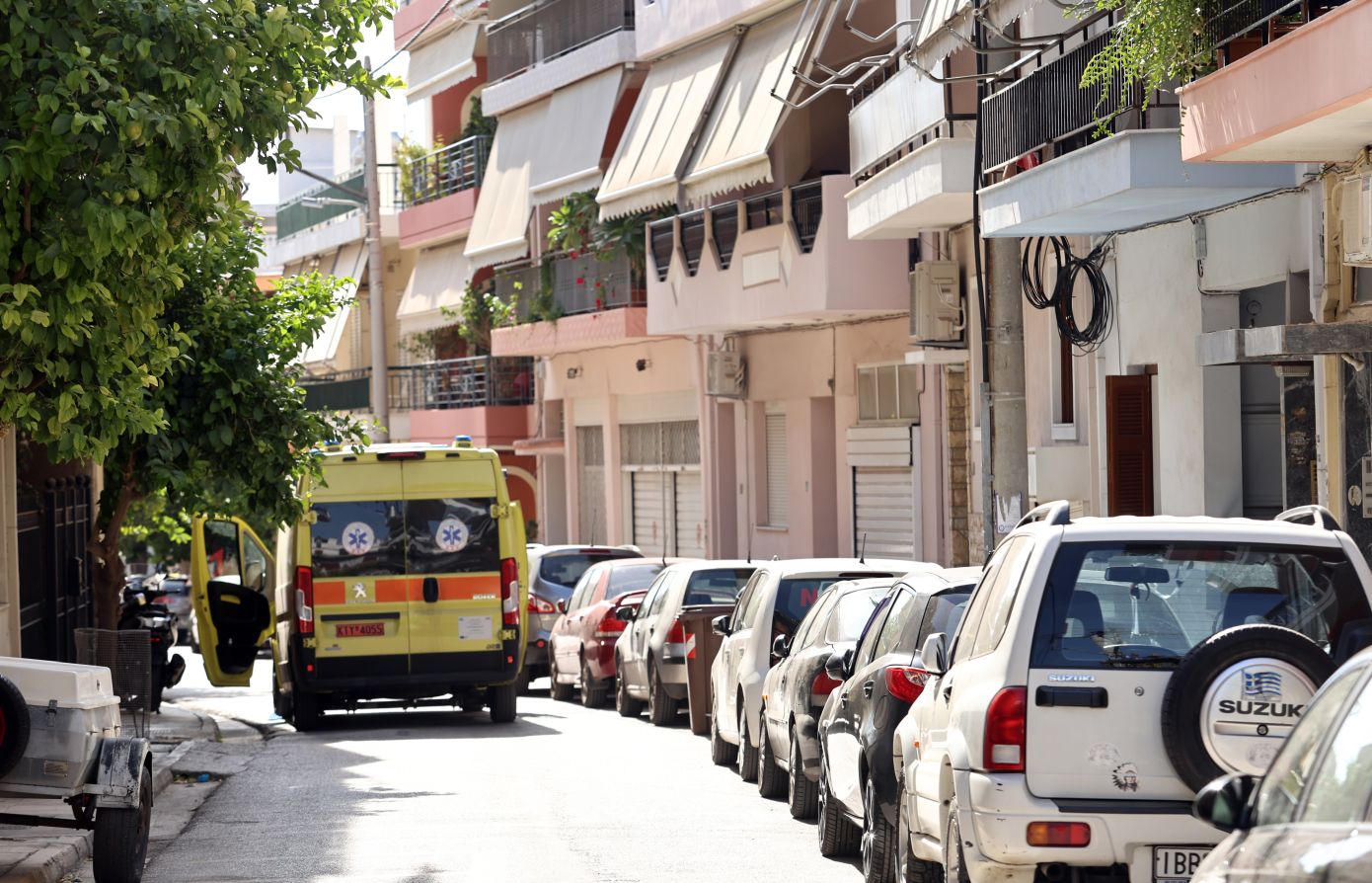 Λήξη συναγερμού στο Περιστέρι: Παραδόθηκε ο άνδρας που απειλούσε να αυτοκτονήσει &#8211; Φωτογραφίες από το σημείο