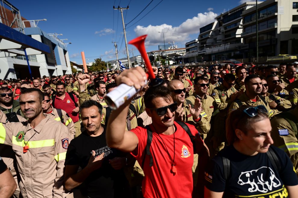 Συγκέντρωση διαμαρτυρίας εποχικών πυροσβεστών έξω από το υπουργείο Κλιματικής Κρίσης και Πολιτικής Προστασίας