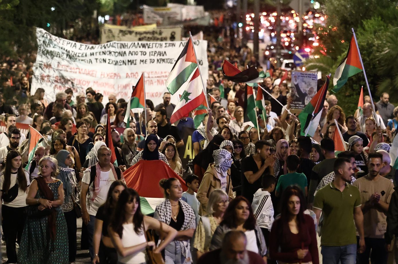 Πορεία αλληλεγγύης για την Παλαιστίνη στην Αθήνα με κατεύθυνση την πρεσβεία του Ισραήλ – Δείτε φωτογραφίες