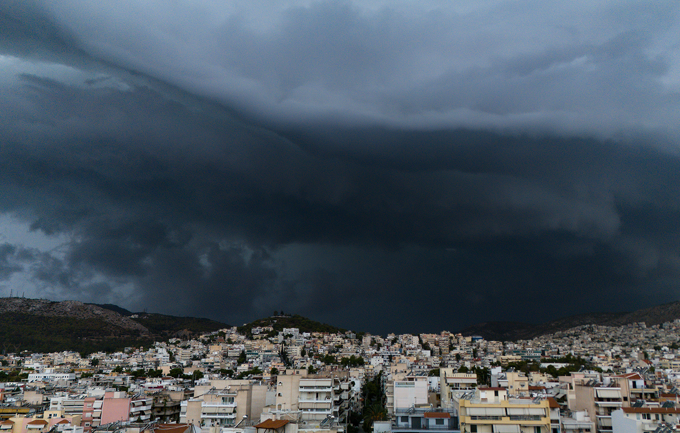 «Διπρόσωπος» ο καιρός της εβδομάδας: «Χαρά Θεού» μέχρι την Πέμπτη και μετά βροχές και χιόνια