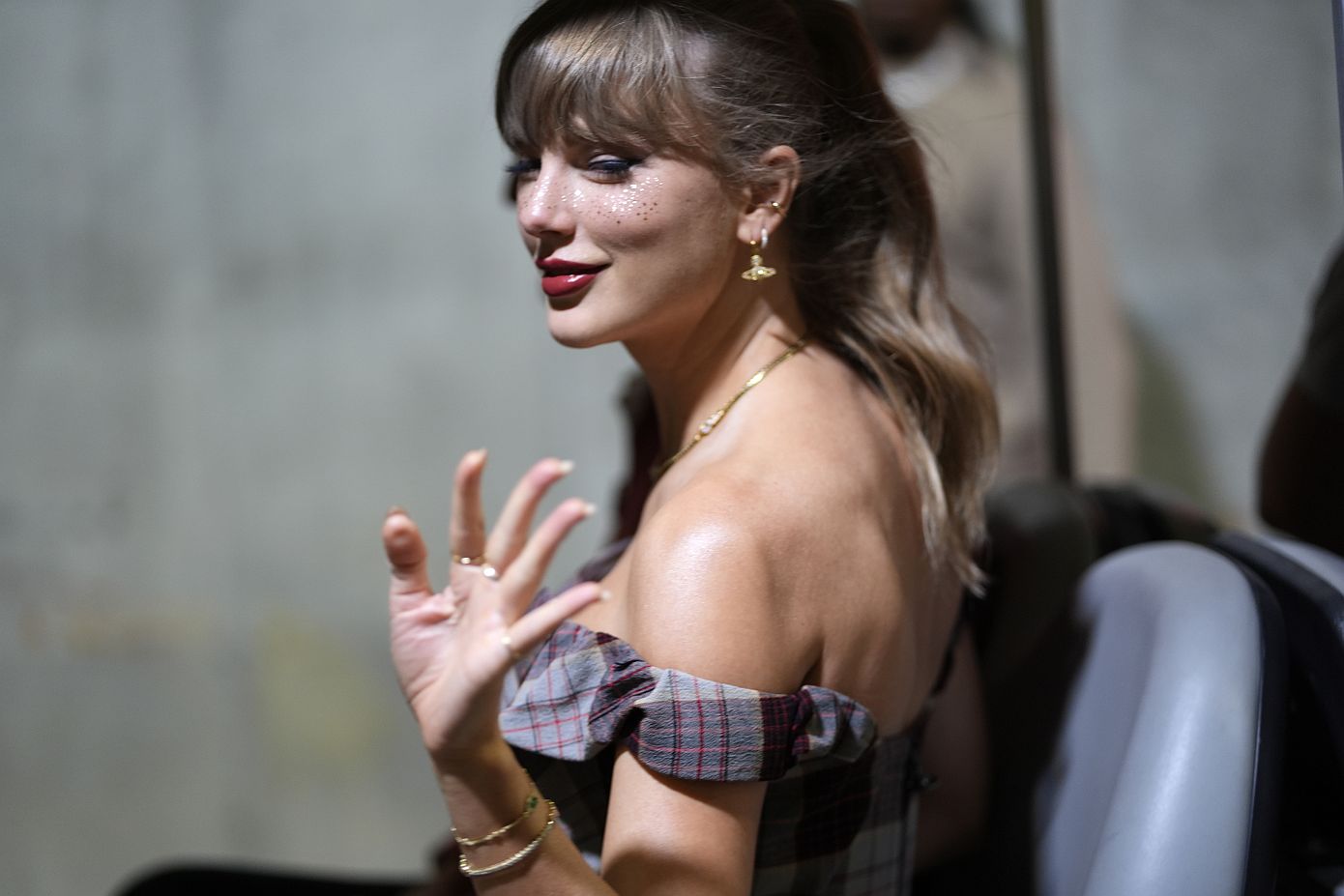 H Taylor Swift έκανε τάση στο μακιγιάζ τις φακίδες από γκλίτερ