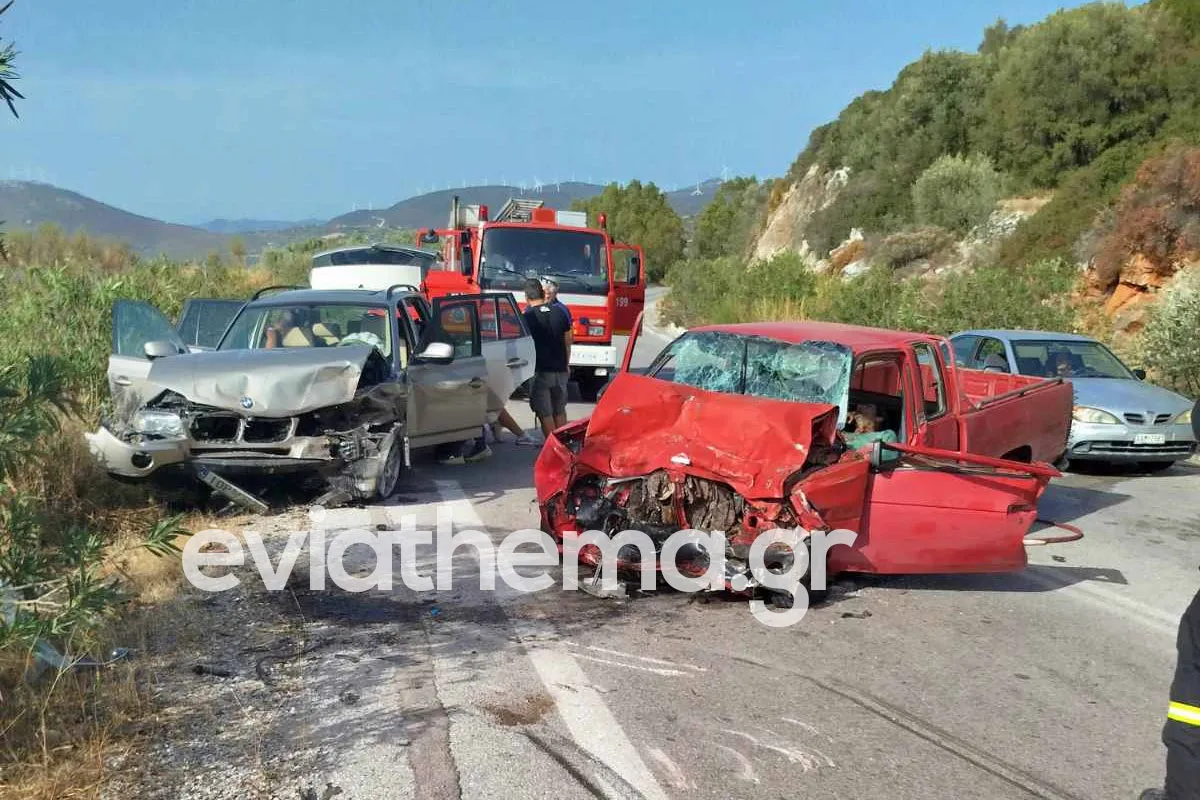 Μετωπική σύγκρουση οχημάτων στην Εύβοια – Νεκρός ο οδηγός και οκτώ τραυματίες