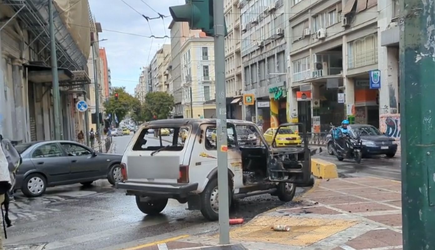 Τζιπ τυλίχθηκε στις φλόγες στο κέντρο της Αθήνας &#8211; Δείτε βίντεο