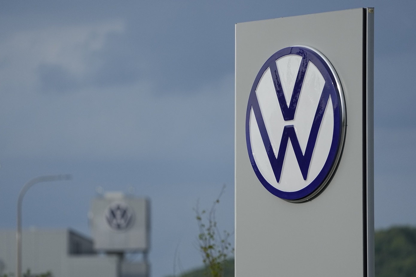 Η Volkswagen σχεδιάζει να κλείσει 3 εργοστάσια στη Γερμανία και προχωρά σε χιλιάδες απολύσεις προσωπικού και σε μειώσεις μισθών