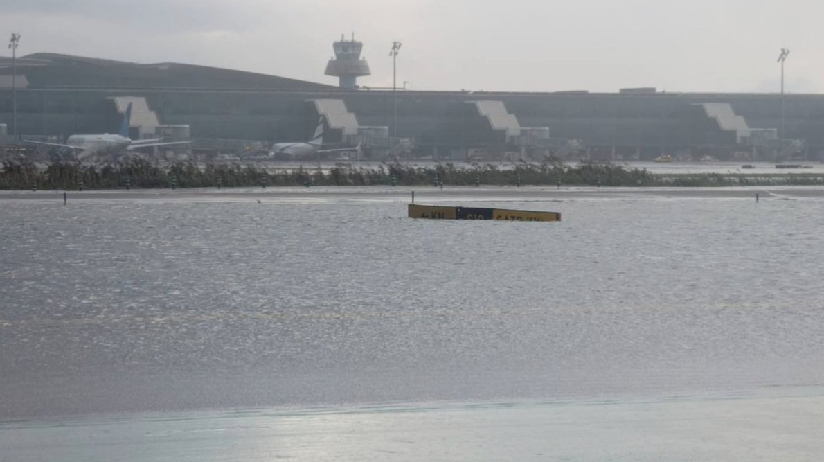 Σκηνές χάους και στη Βαρκελώνη, μετατράπηκε σε λίμνη το αεροδρόμιο &#8211; Τεταμένο το κλίμα σε ολόκληρη τη χώρα