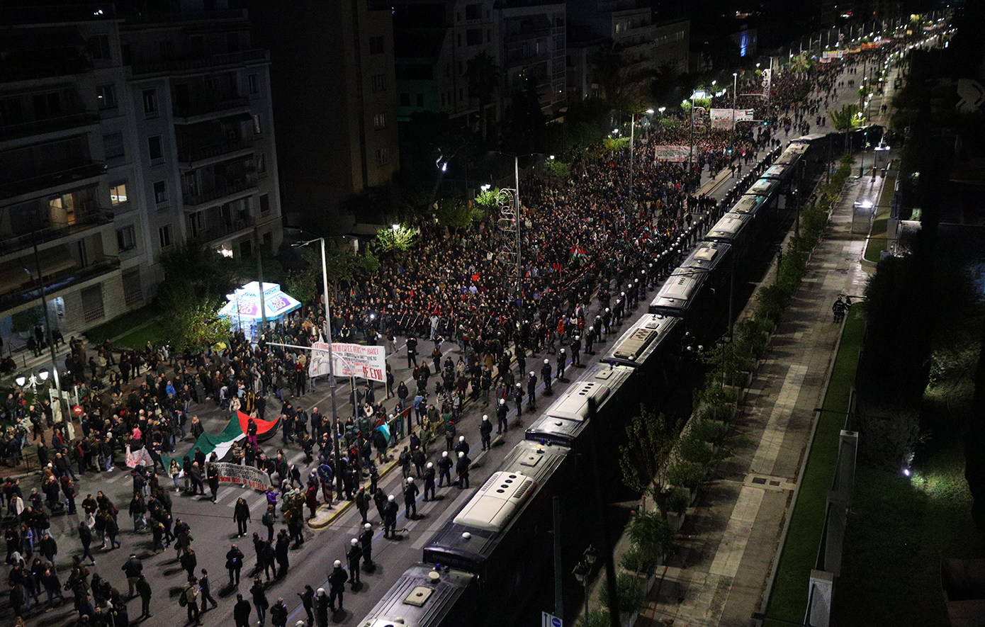 Σε εξέλιξη η μεγάλη πορεία του Πολυτεχνείου προς την αμερικανική και την ισραηλινή πρεσβεία &#8211; Περισσότερες από 100 προσαγωγές