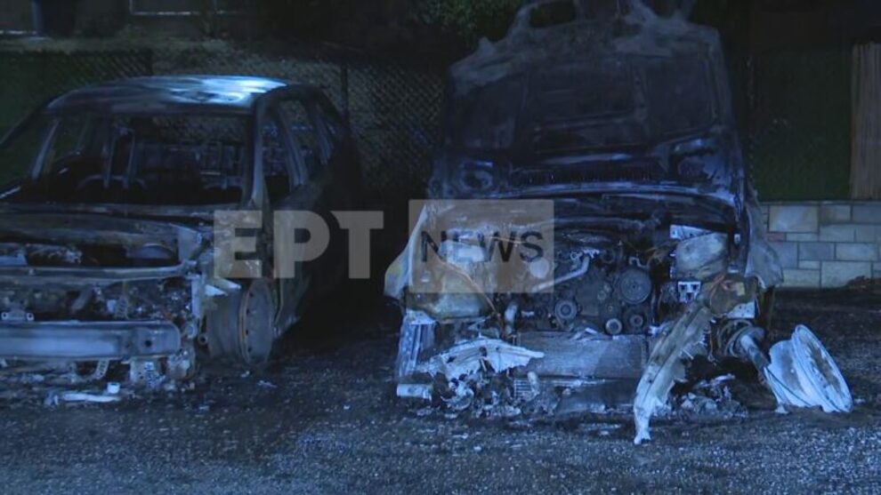 Στις φλόγες δύο ΙΧ στη Θεσσαλονίκη