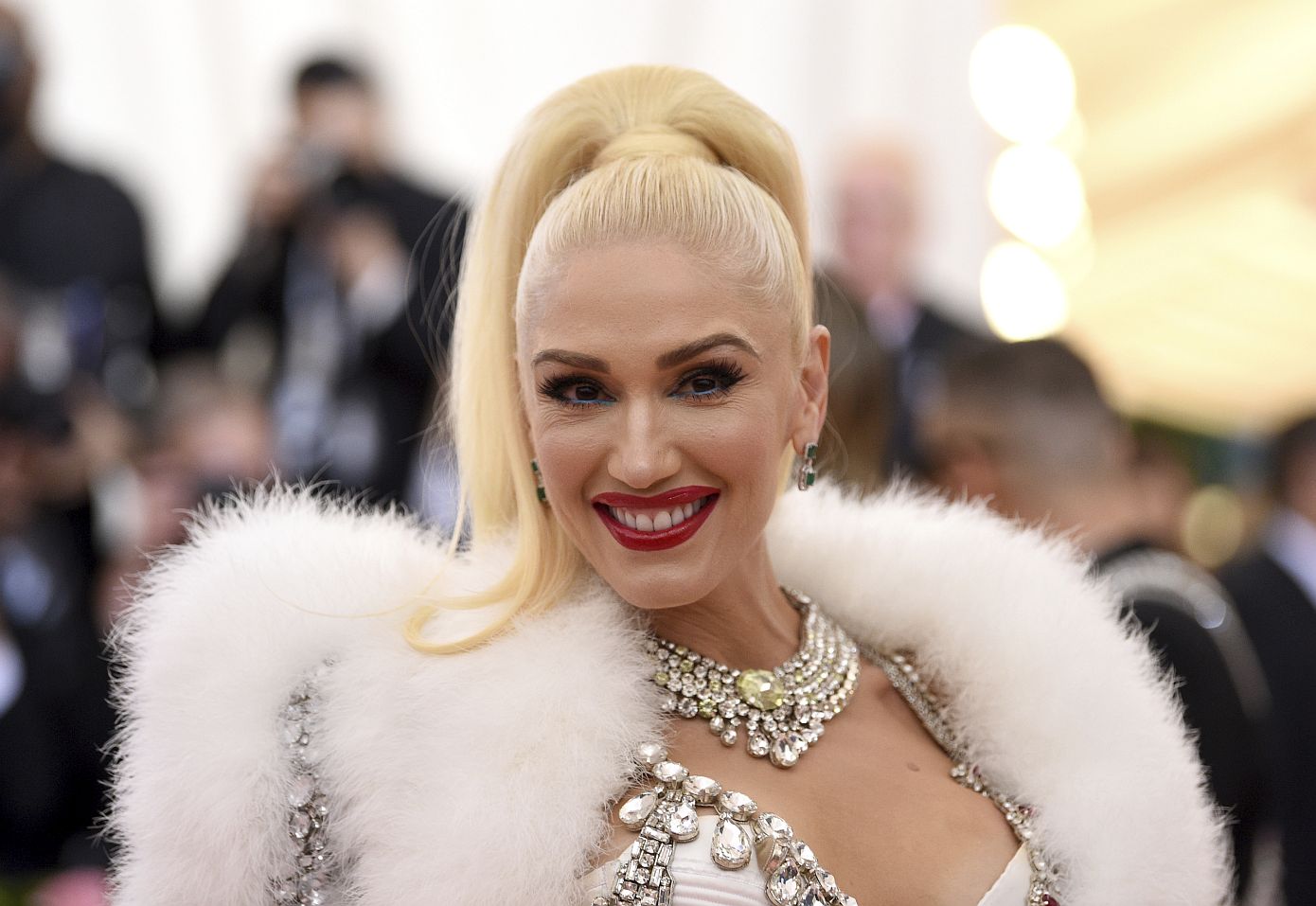 H Gwen Stefani είναι είδωλο ροκάροντας ακόμη και το αμφιλεγόμενο κούρεμα της μέδουσας