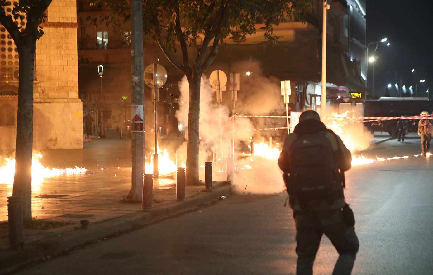 Μολότοφ εναντίον αστυνομικών στο τουρκικό προξενείο της Θεσσαλονίκης &#8211; 7 συλλήψεις στις διαδηλώσεις για το Πολυτεχνείο