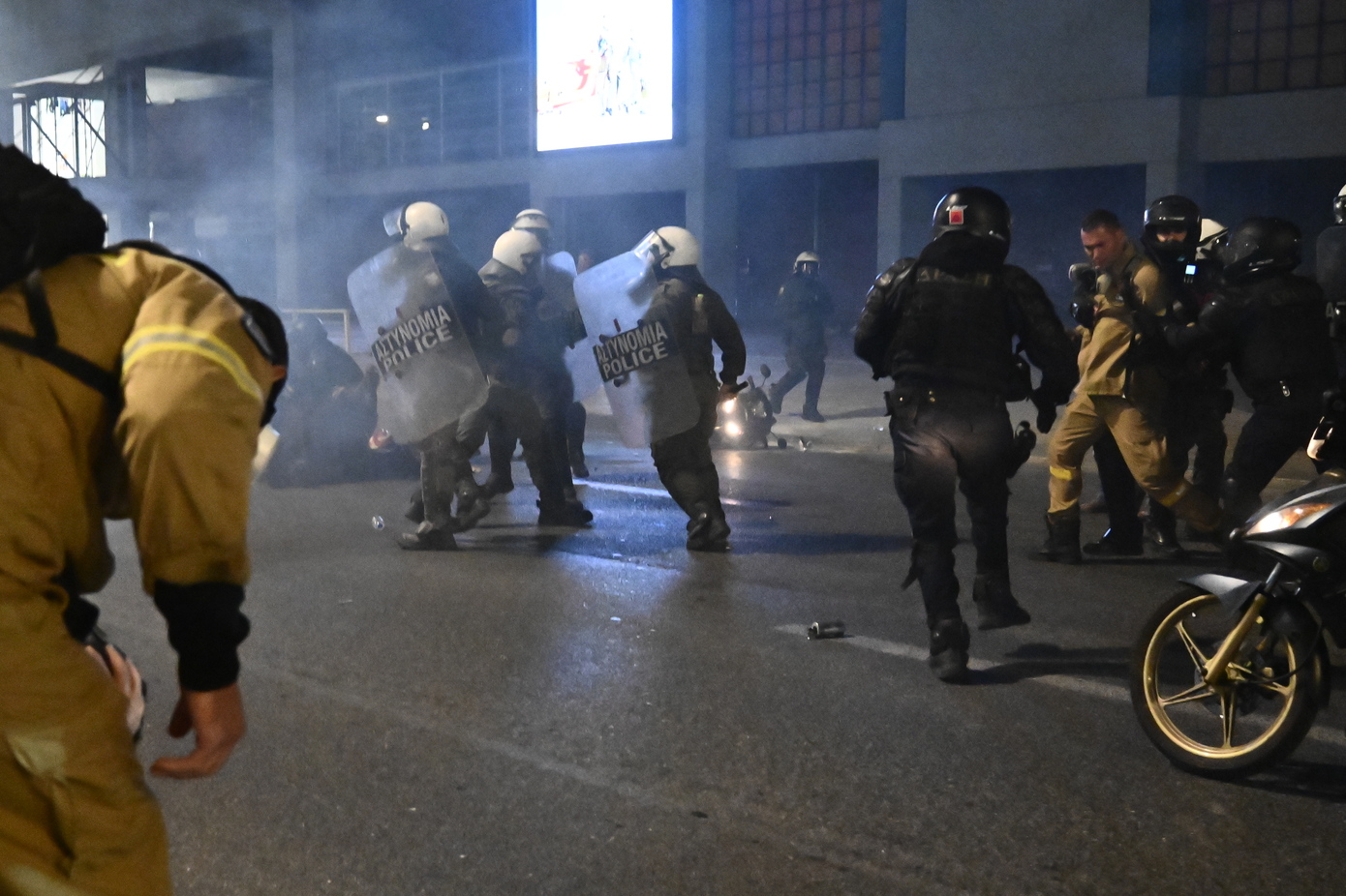 Ξεσπούν οι εποχικοί πυροσβέστες για τα επεισόδια στο υπουργείο &#8211; «Μας πετάνε στον δρόμο»