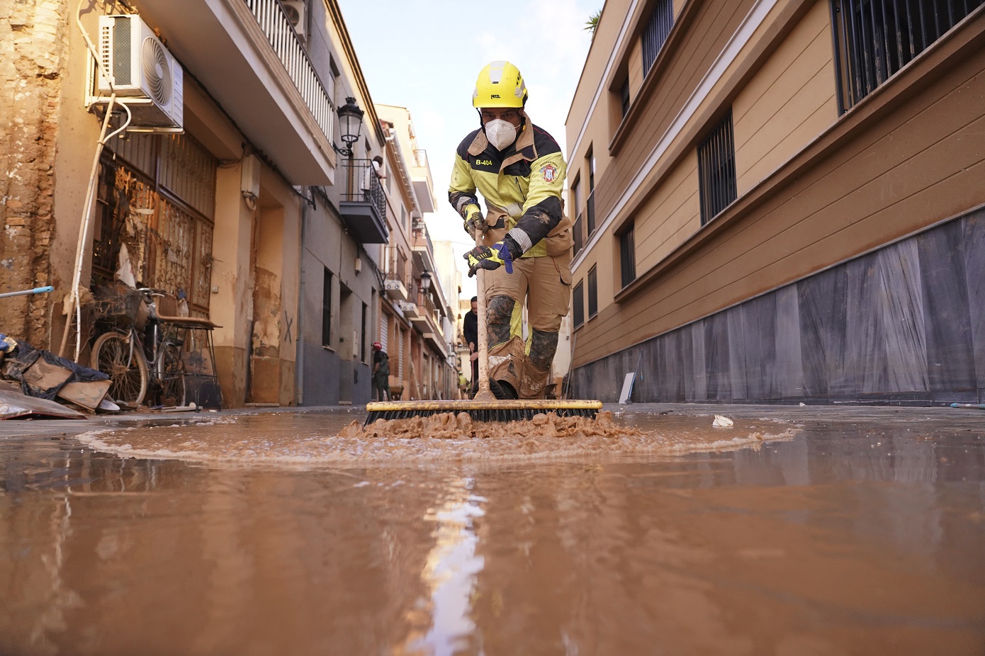 Σε κόκκινο συναγερμό η Ισπανία για νέες πλημμύρες &#8211; Κλειστά σχολεία και σούπερ μάρκετ &#8211; Σφοδρή κακοκαιρία στη Σικελία