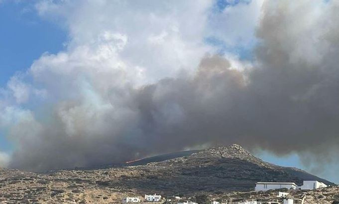 Πυρκαγιά σε βλάστηση την Ίο &#8211; Σπεύδουν πυροσβέστες από άλλα νησιά