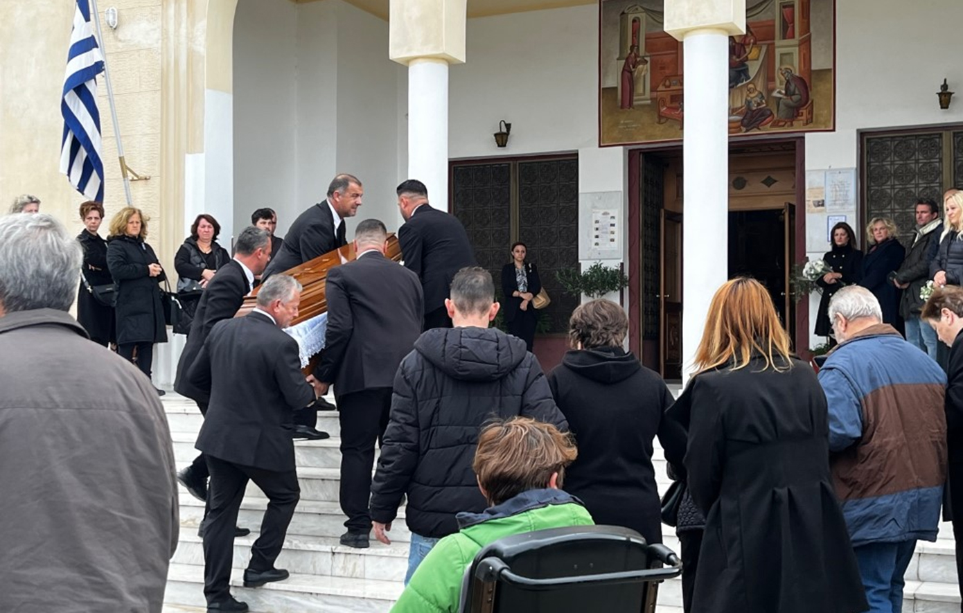 Θρήνος και οργή στην κηδεία της δολοφονημένης Δώρας στο Δοκίμι Αγρινίου Θρήνος και οργή στην κηδεία της δολοφονημένης Δώρας στο Δοκίμι Αγρινίου