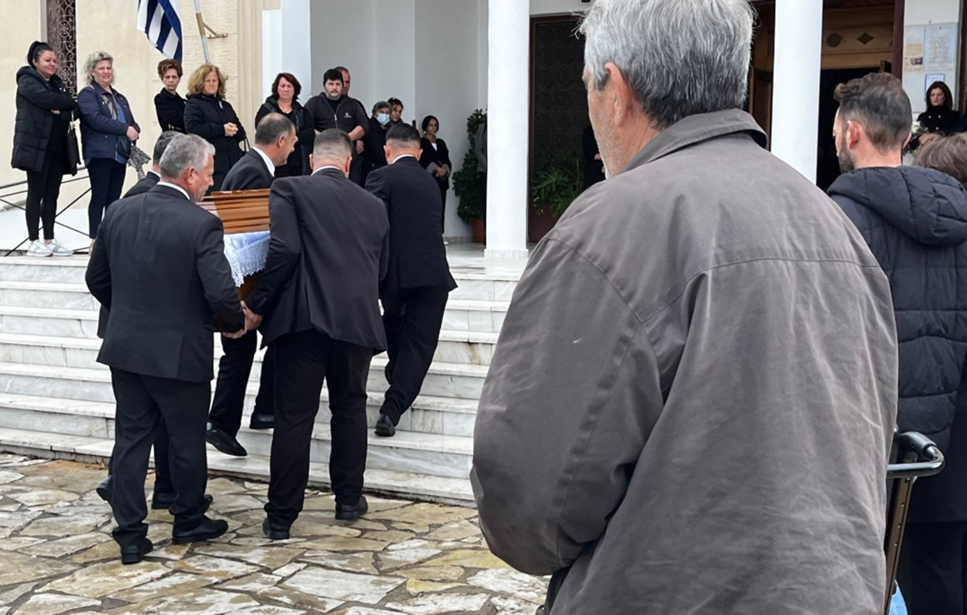 Θρήνος και οργή στην κηδεία της δολοφονημένης Δώρας στο Δοκίμι Αγρινίου Θρήνος και οργή στην κηδεία της δολοφονημένης Δώρας στο Δοκίμι Αγρινίου