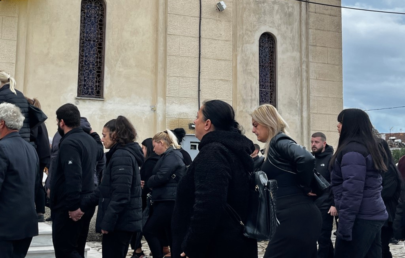 Θρήνος και οργή στην κηδεία της δολοφονημένης Δώρας στο Δοκίμι Αγρινίου Θρήνος και οργή στην κηδεία της δολοφονημένης Δώρας στο Δοκίμι Αγρινίου