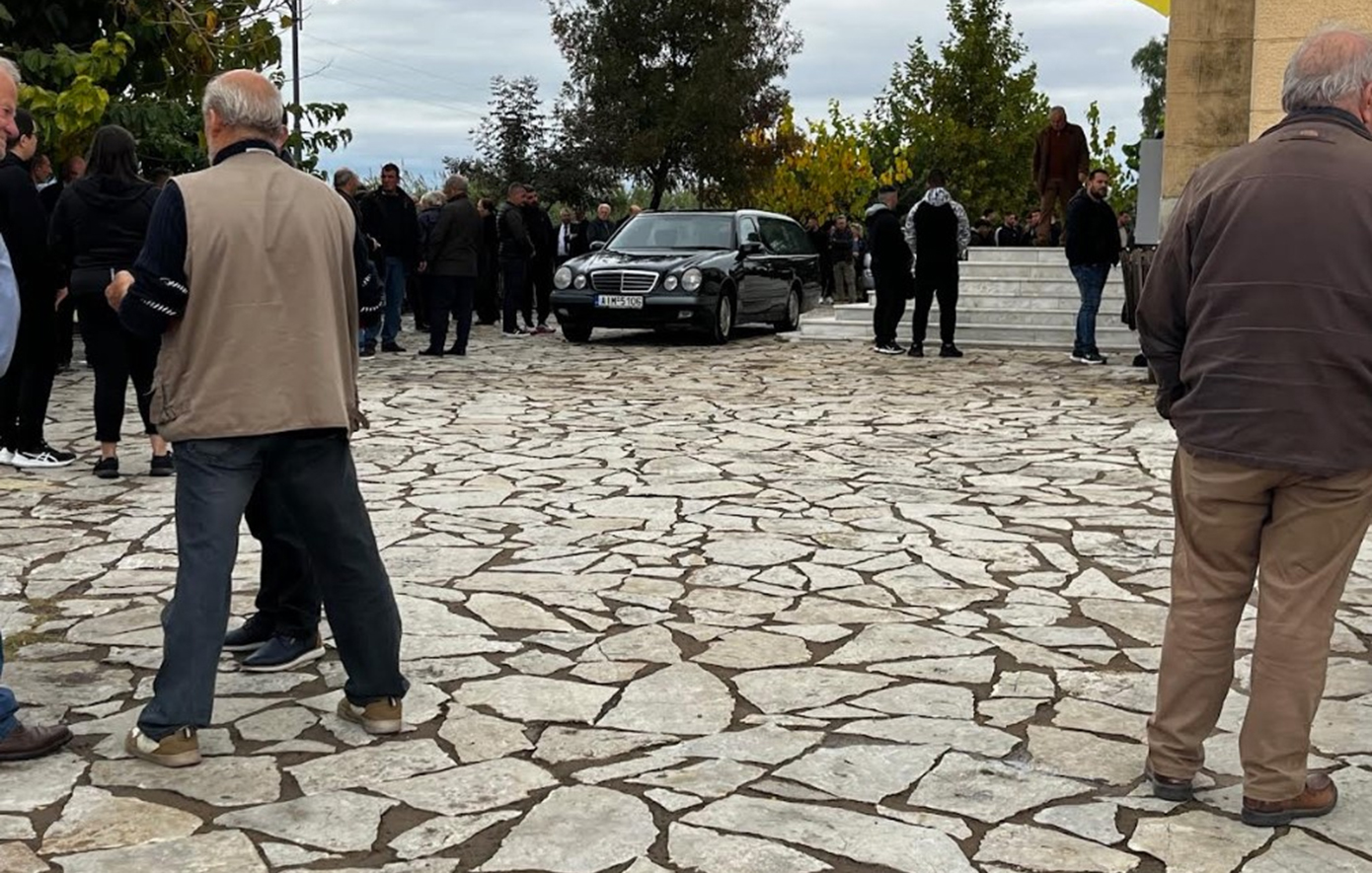 Θρήνος και οργή στην κηδεία της δολοφονημένης Δώρας στο Δοκίμι Αγρινίου Θρήνος και οργή στην κηδεία της δολοφονημένης Δώρας στο Δοκίμι Αγρινίου