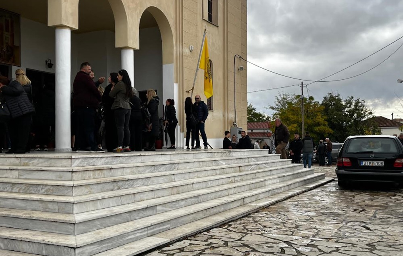Θρήνος και οργή στην κηδεία της δολοφονημένης Δώρας στο Δοκίμι Αγρινίου Θρήνος και οργή στην κηδεία της δολοφονημένης Δώρας στο Δοκίμι Αγρινίου