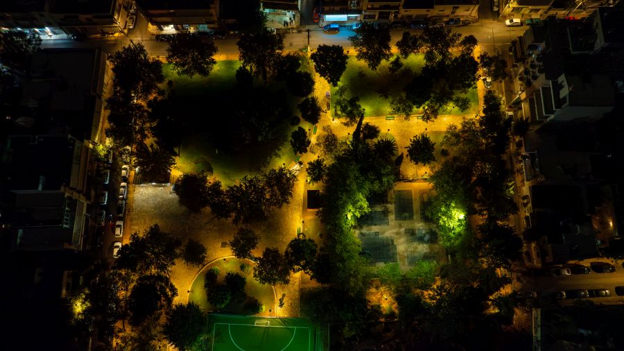 Συνεχίζεται η αναβάθμιση φωτισμού στις πλατείες της Αθήνας