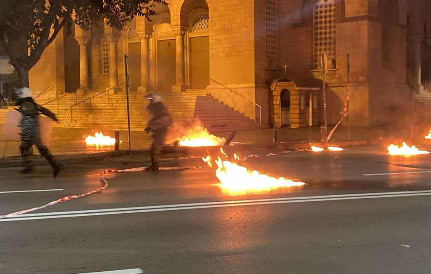 «Βροχή» μολότοφ από άτομα του αντιεξουσιαστικού χώρου κατά της Αστυνομίας στο τέλος της πορείας στη Θεσσαλονίκη