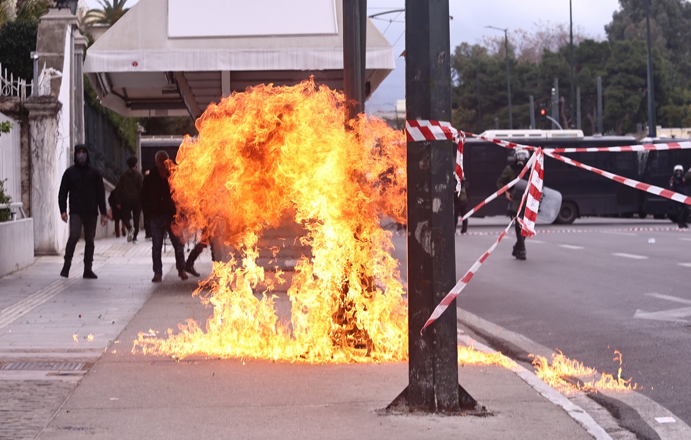 Επίθεση με μολότοφ σε αστυνομικούς τα ξημερώματα στα Εξάρχεια- Έγιναν δύο συλλήψεις