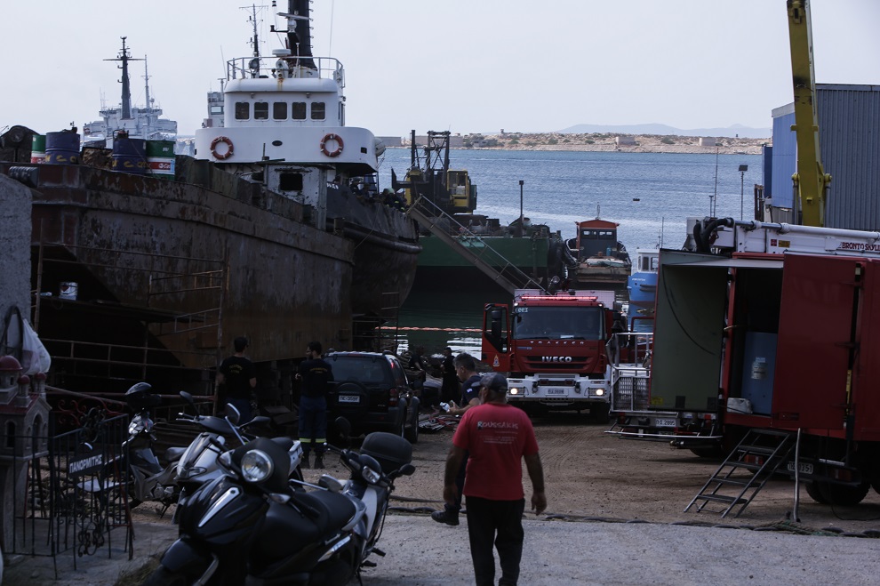 Φωτιά σε φορτηγό πλοίο στο Κερατσίνι &#8211; Ένας τραυματίας