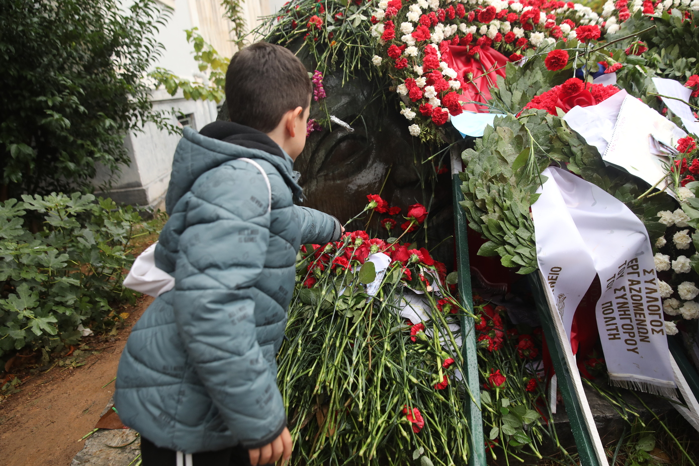 Πλήθος κόσμου στο Πολυτεχνείο για την 51η επέτειο από την εξέγερση &#8211; Ο χρόνος μετρά αντίστροφα για τη μεγάλη πορεία