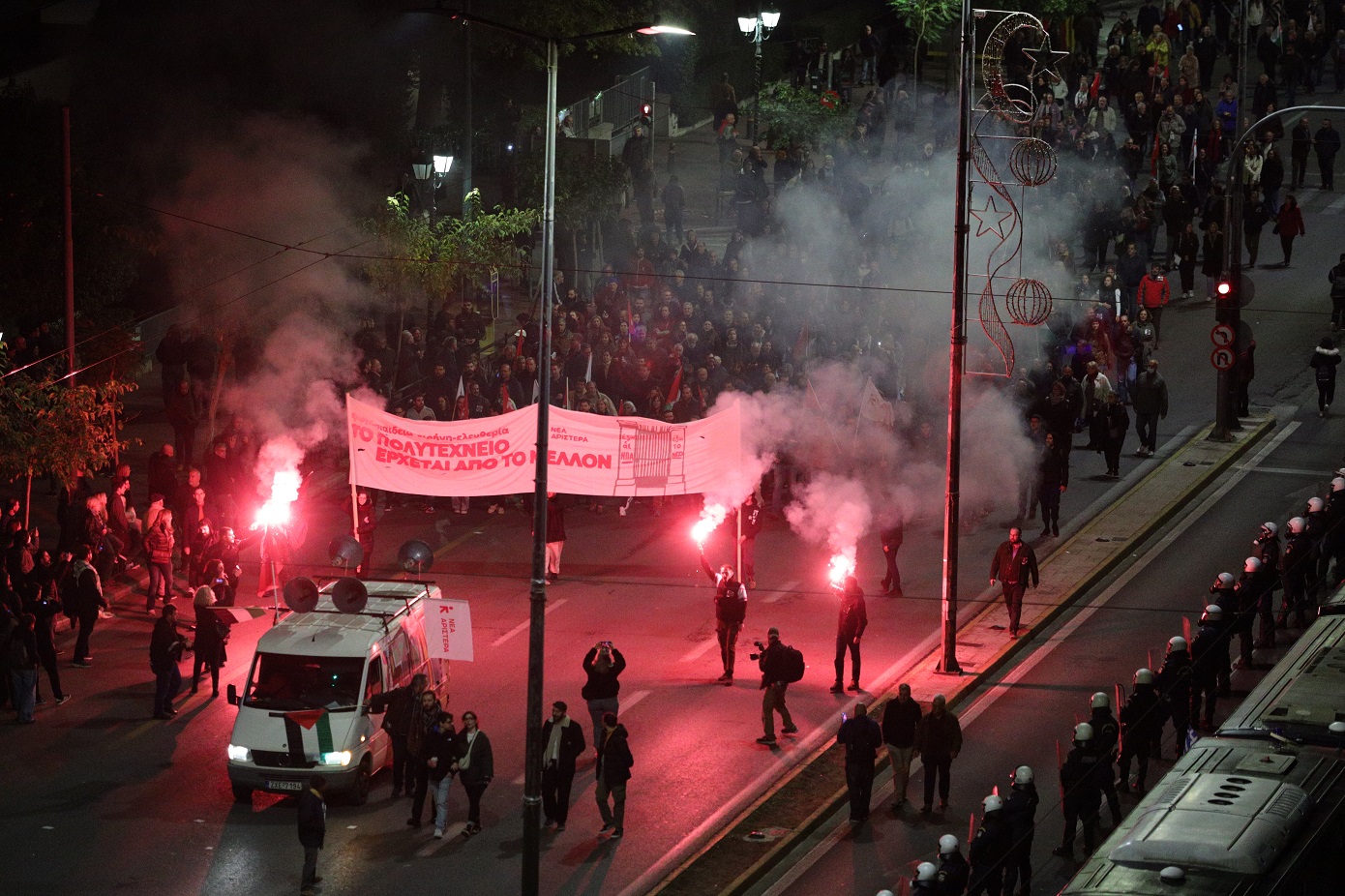 Τιμήθηκε μαζικά στην Αθήνα η επέτειος για τα 51 χρόνια από την εξέγερση του Πολυτεχνείου &#8211; Επεισόδια στη Θεσσαλονίκη