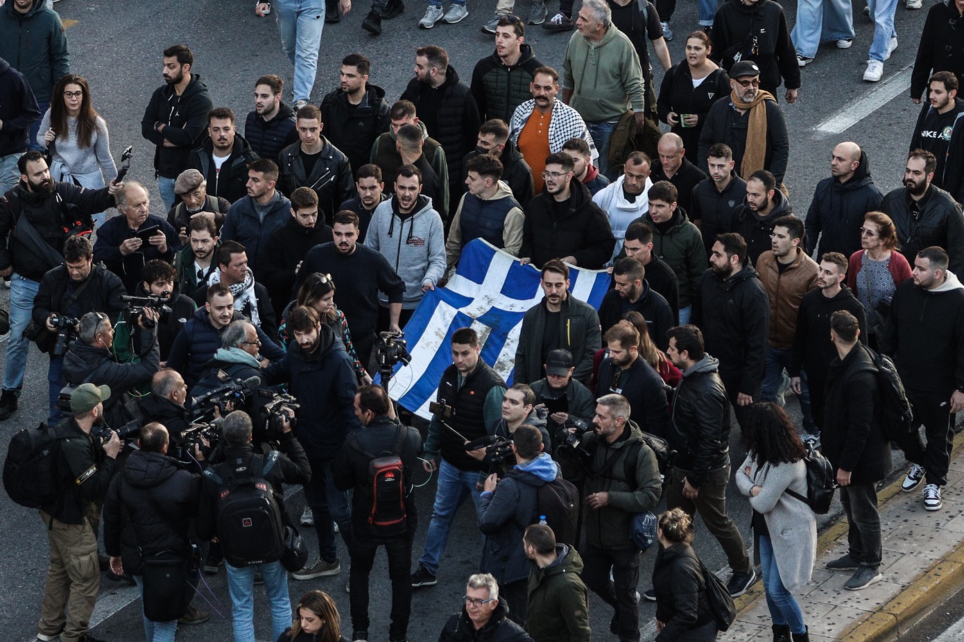 Σε εξέλιξη η μεγάλη πορεία για το Πολυτεχνείο &#8211; Στην αμερικανική πρεσβεία η αιματοβαμμένη σημαία &#8211; 113 προσαγωγές