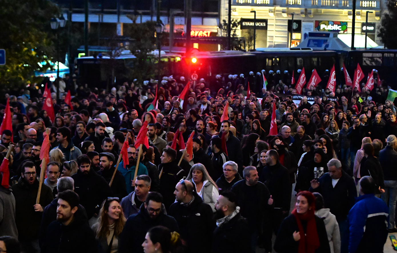 Σε εξέλιξη η μεγάλη πορεία του Πολυτεχνείου προς την αμερικανική και την ισραηλινή πρεσβεία &#8211; Περισσότερες από 100 προσαγωγές