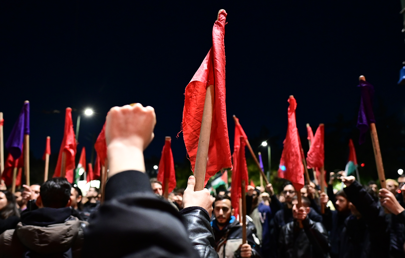 Σε εξέλιξη η μεγάλη πορεία του Πολυτεχνείου προς την αμερικανική και την ισραηλινή πρεσβεία &#8211; Περισσότερες από 100 προσαγωγές