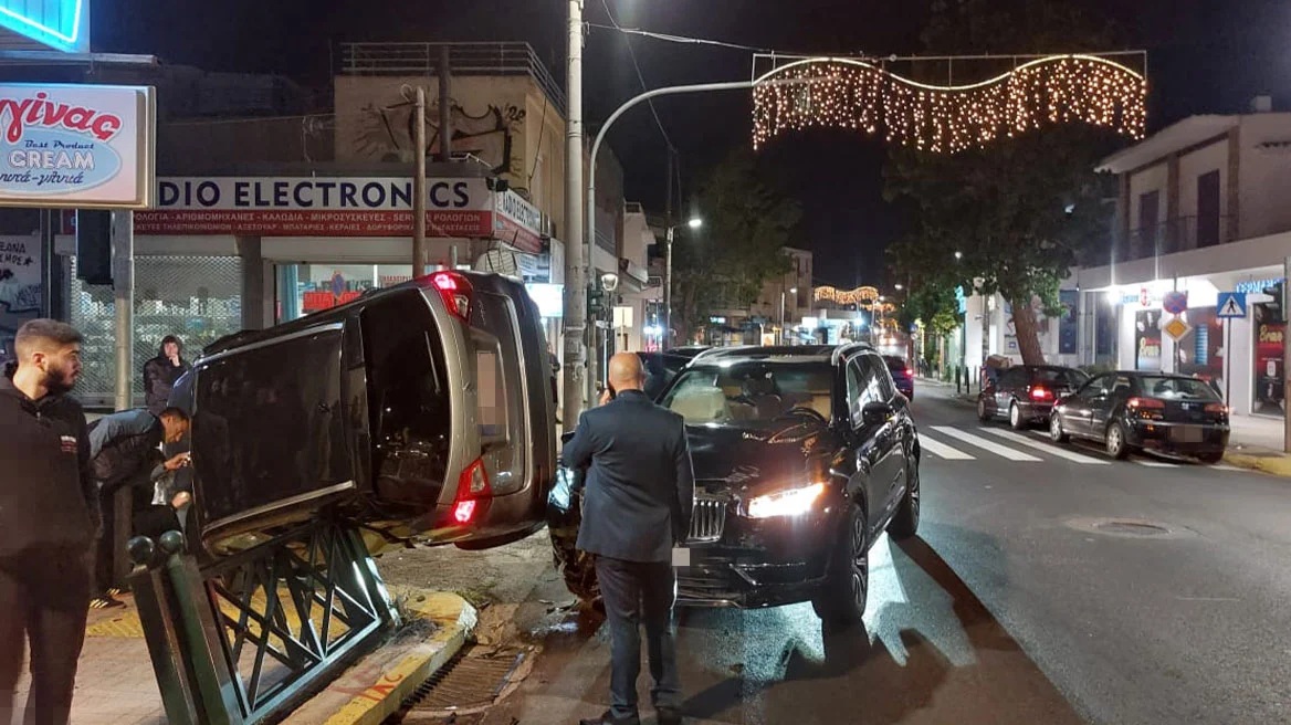 Σοβαρό τροχαίο στη Νέα Ερυθραία &#8211; Αυτοκίνητο παραβίασε ερυθρό σηματοδότη και εμβόλισε άλλο όχημα που ανατράπηκε