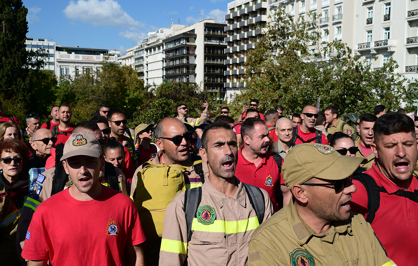 Συγκέντρωση πυροσβεστών στο Σύνταγμα μετά τα χθεσινά επεισόδια στο υπουργείο Κλιματικής Κρίσης