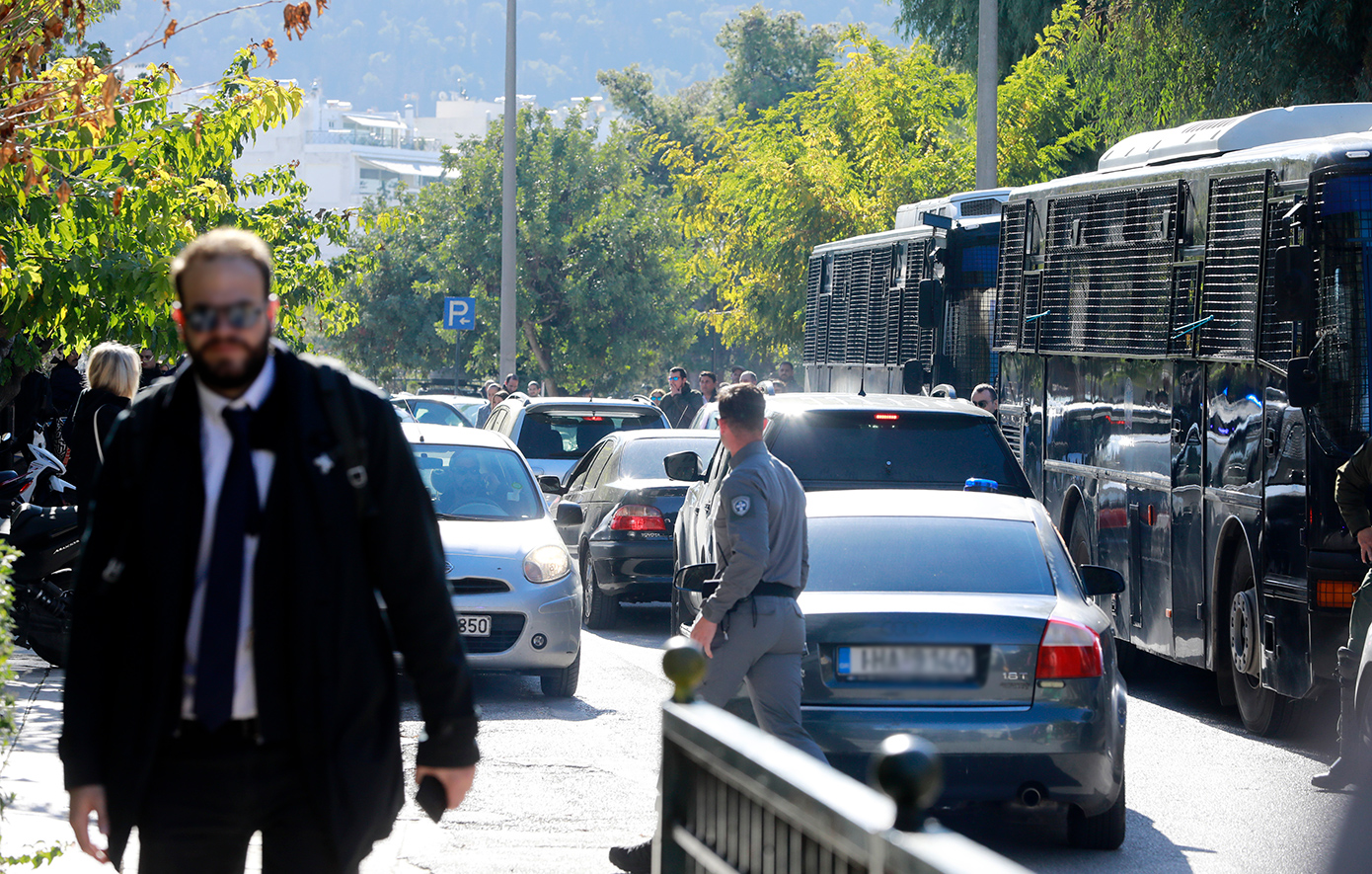 Υπό δρακόντεια μέτρα ασφαλείας ο Νίκος Ρωμανός στην Ευελπίδων &#8211; Συνθήματα συμπαράστασης από συγκεντρωμένους