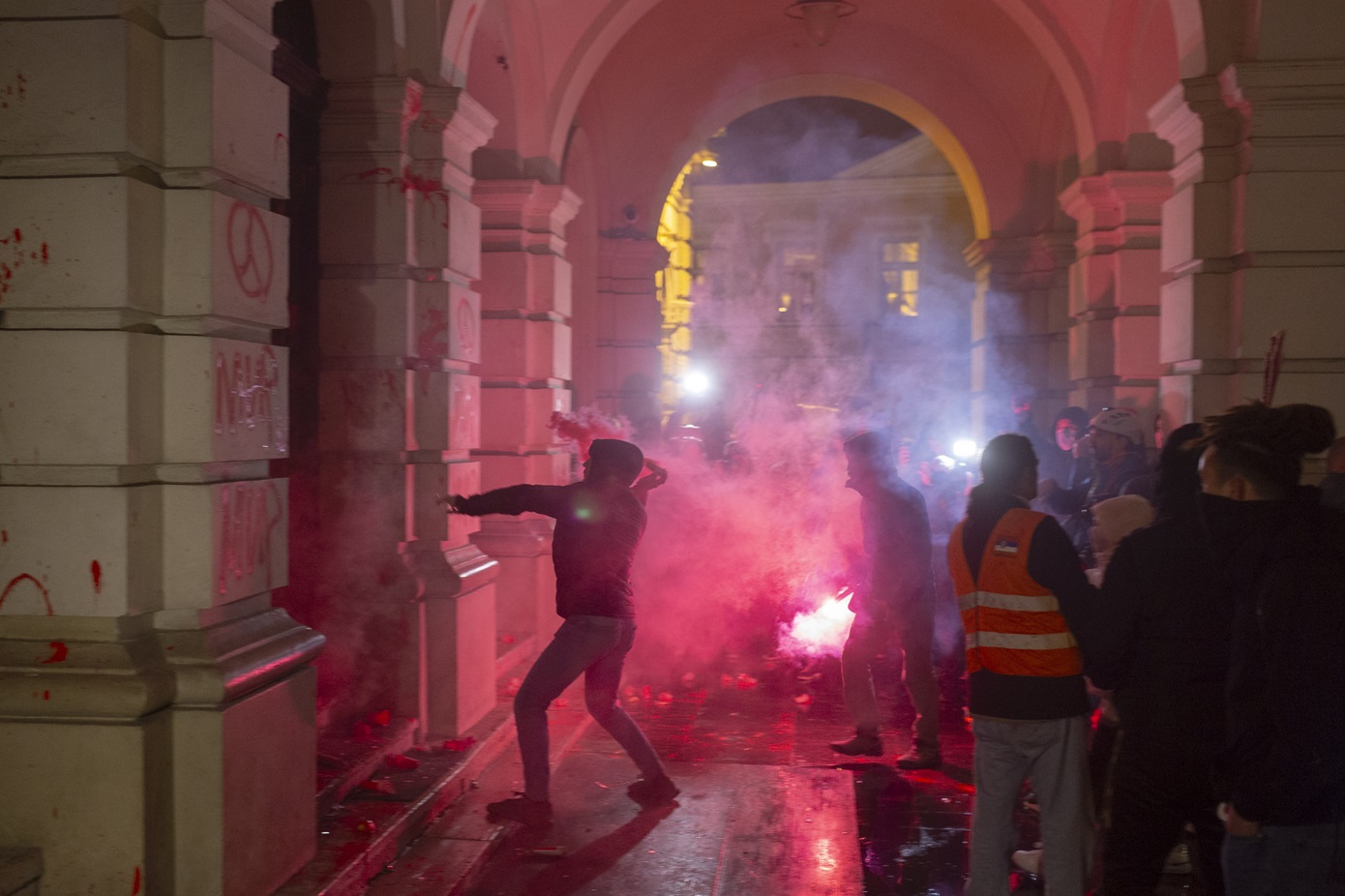 Σερβία: Επεισόδια σε διαδήλωση στον Νόβι Σαντ μετά το σιδηροδρομικό δυστύχημα