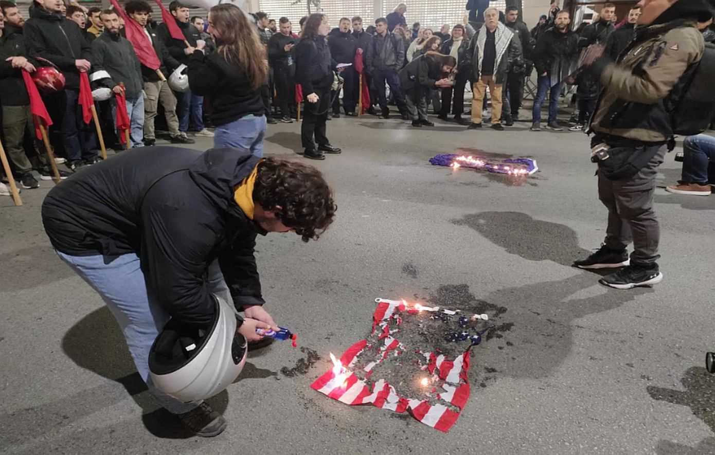 Έκαψαν σημαίες των ΗΠΑ, του Ισραήλ και του ΝΑΤΟ στην πορεία της Θεσσαλονίκης για την εξέγερση του Πολυτεχνείου