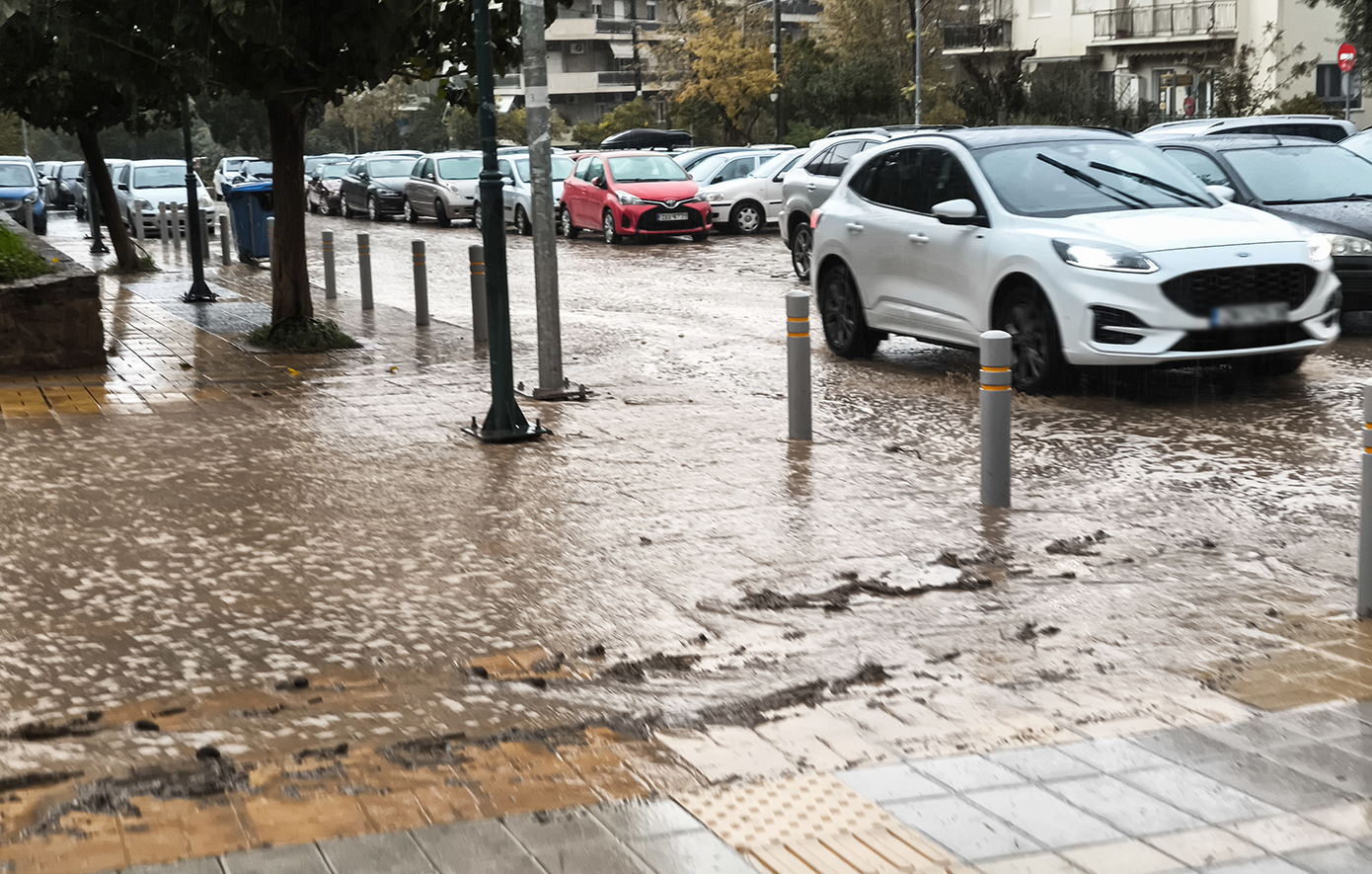 Κακοκαιρία με καταιγίδες και χιόνια το Σαββατοκύριακο – Προσοχή και στην Αττική, «θα δεχτεί μεγάλο όγκο νερού»