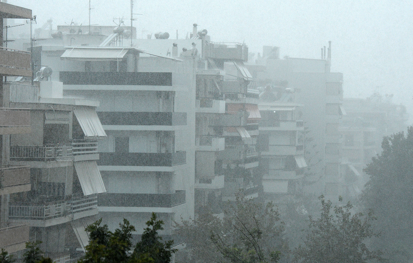 Καταιγίδες στην Αττική και πλημμυρισμένα σημεία στην παραλιακή, χιόνια στη Θεσσαλονίκη &#8211; Πώς θα εξελιχθεί ο καιρός