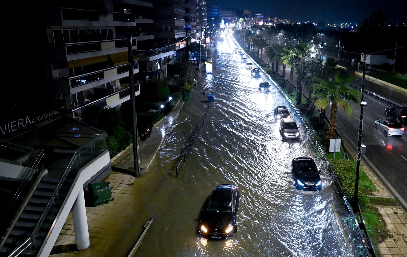 Κλειστοί δρόμοι, πτώσεις δέντρων, πλημμυρισμένα υπόγεια &#8211; Πού εντοπίζονται τα μεγαλύτερα προβλήματα από την κακοκαιρία