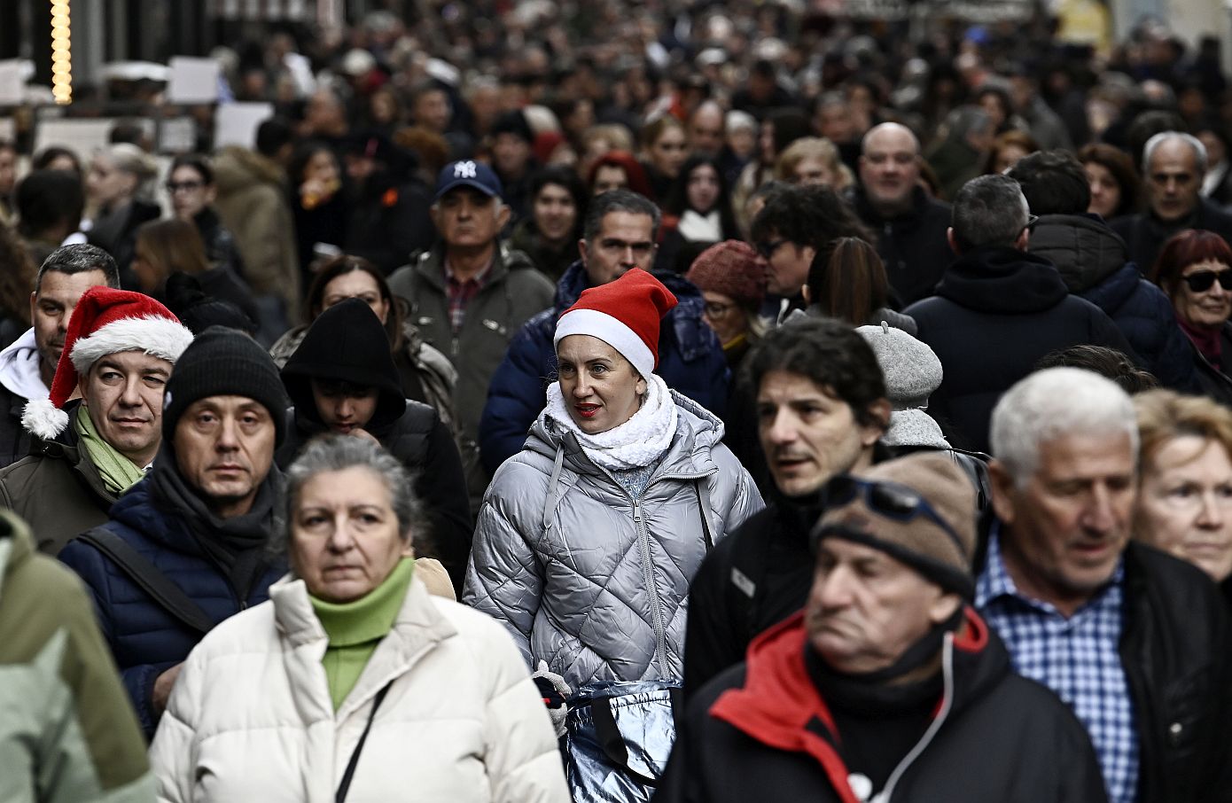 Εορταστικό ωράριο: Πώς θα λειτουργήσουν τα καταστήματα Δευτέρα και Τρίτη